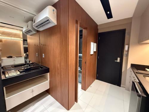 une cuisine avec une cuisinière et un micro-ondes dans l'établissement Beach Haus - Beira Mar - Let's AX Hospedagens, à João Pessoa