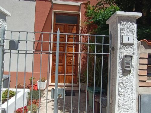 a gate to a house with a wooden door at Cleo Calla in Ancona