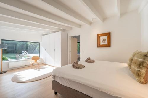 Postel nebo postele na pokoji v ubytování Elegant Guesthouse on Castle Domain near Bruges