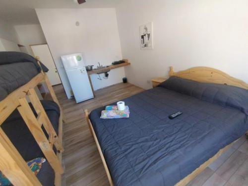 een slaapkamer met 2 stapelbedden en een koelkast bij Hotel Grand Prix in Santa Teresita