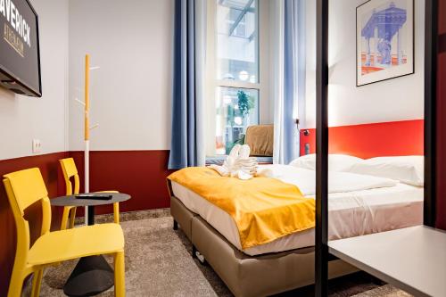 Postel nebo postele na pokoji v ubytování Maverick Athenaeum