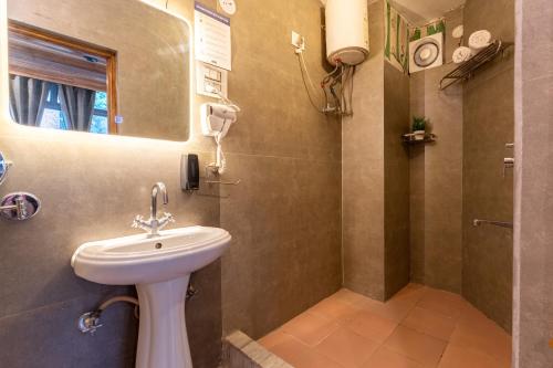 ein Badezimmer mit Waschbecken und Dusche in der Unterkunft ZoukStayz in Rishikesh