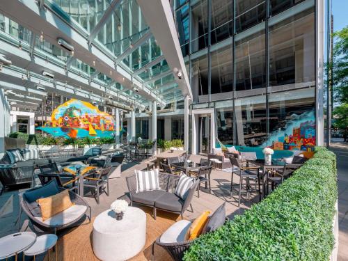 Restaurace v ubytování Sofitel Chicago Magnificent Mile