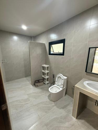een badkamer met toilet en wastafel bij Green Horizon in Ko Pha Ngan
