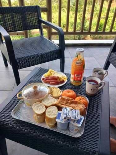 VacoasにあるRaj Adventures Hideaway - 7 Cascadesのテーブルの上に並べた朝食用の食材