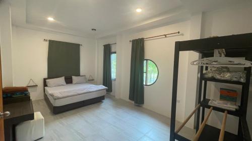 Postel nebo postele na pokoji v ubytování Hin Kong Hide Away 2