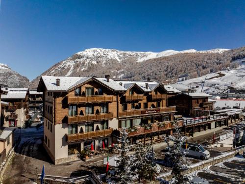 Nespecifikovaný výhled na hory nebo výhled na hory při pohledu z hotelu