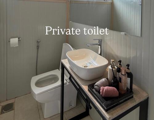 Ένα μπάνιο στο FYAFY Bidiyah Bedouin Camp