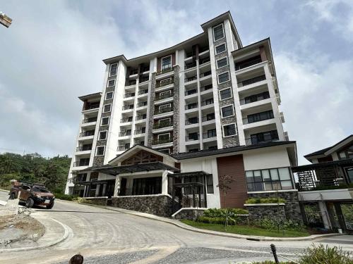 Un gran edificio con un coche aparcado delante. en The Banyan Rest, en Balibaguhan