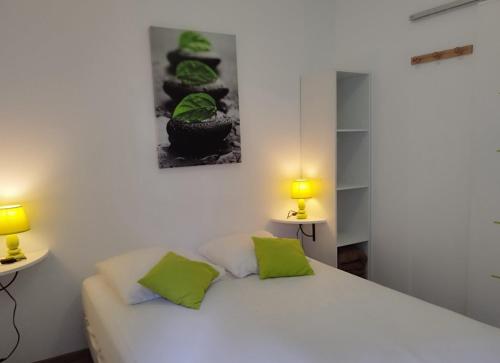 une chambre avec un lit blanc et deux lampes dans l'établissement Le Petit Port du Loiron 17 Charente Maritime, à Angoulins-sur-Mer