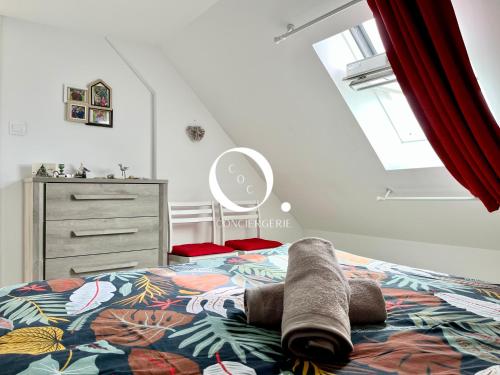 ein Schlafzimmer mit einem Bett und einer Kommode in der Unterkunft COC - Les Sables Blancs in Wissant