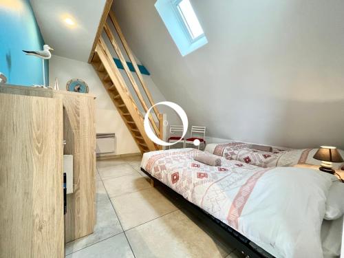 een slaapkamer met een bed en een trap bij COC - Les Sables Blancs in Wissant