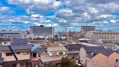 About 10 minutes to Fukuoka University Station 20 minutes to Tenjin hakata by subway