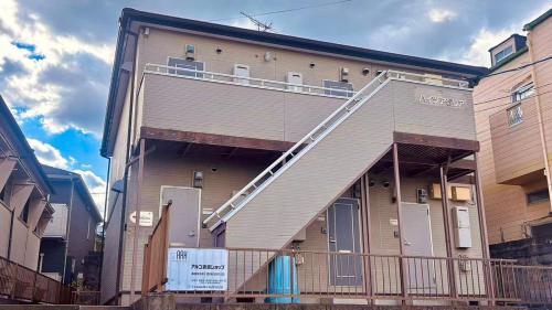 eine Treppe an der Seite eines Gebäudes in der Unterkunft About 10 minutes to Fukuoka University Station 20 minutes to Tenjin hakata by subway in Fukuoka