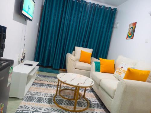 una sala de estar con un sofá y una mesa en Purespace Luxury, en Nairobi