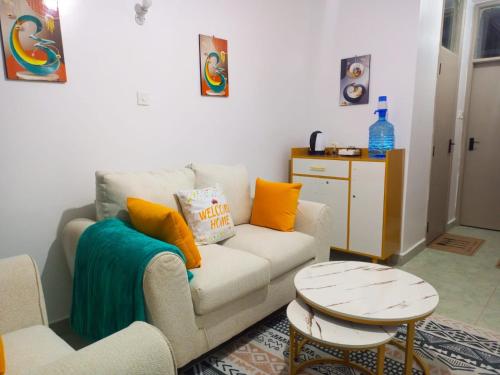 una sala de estar con un sofá y una mesa en Purespace Luxury, en Nairobi