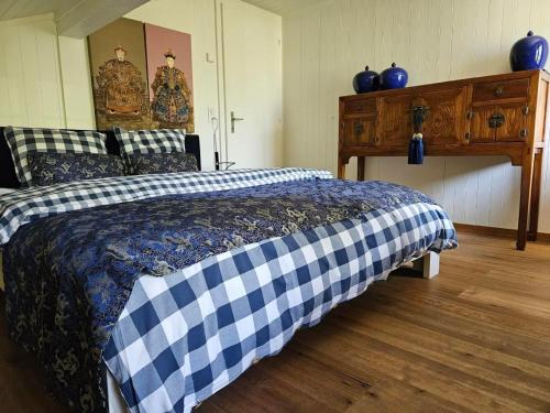 ein Schlafzimmer mit einem Bett und blauen Vasen an der Wand in der Unterkunft Chalet Tannegüetli in Grindelwald