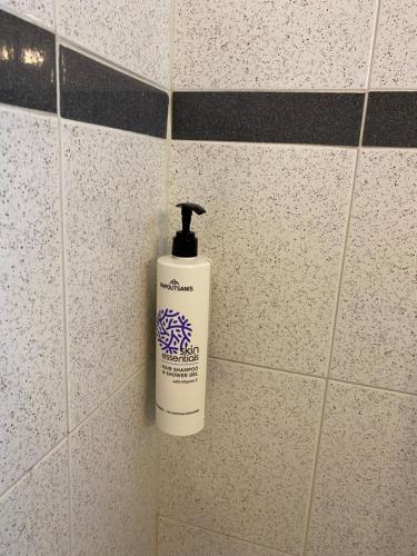 ein Seifenspender an der Ecke einer Badezimmerwand in der Unterkunft Therma Hotel in Loutra Ipatis