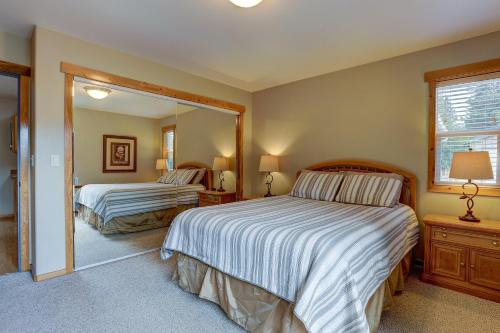 Postel nebo postele na pokoji v ubytování Huckleberry Cottage