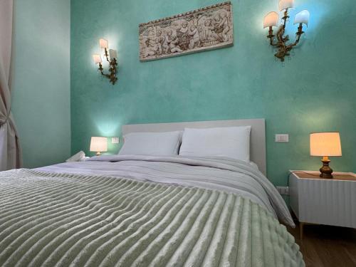 una camera da letto con un letto grande con pareti blu di Amedeo Apartment a Roma