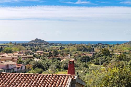 une vue d'une ville depuis le toit d'un immeuble dans l'établissement Haus Mit Panoramablick In Chia In Natürlicher Umgebung, à Chia