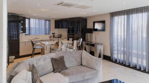 Kuchyň nebo kuchyňský kout v ubytování The County Aparthotel New