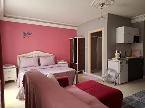 um quarto com uma cama e uma parede rosa em Samlife Apart em Samsun