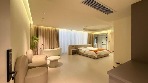 XingpingにあるBanshanyue Hotel, Yangshuoのベッドとソファと椅子のある寝室