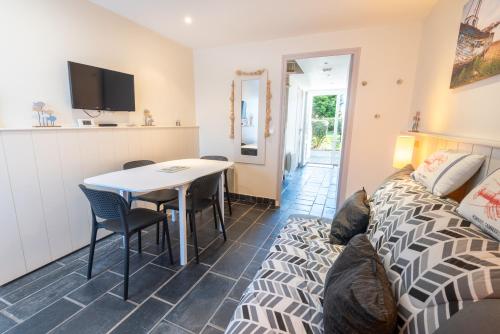 Duplex bord de mer tout confort avec terrasse et parking, plage à pied par Groom