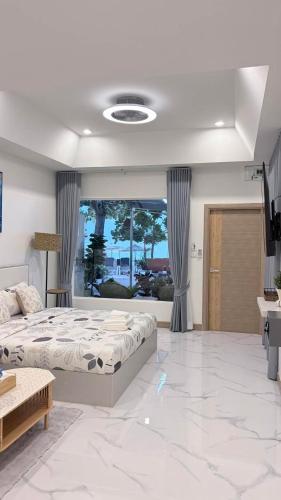a bedroom with a bed and a large window at Nong Nuey Rooms in Ko Samed