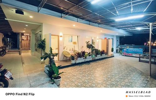 Habitación grande con macetas en un edificio en Nong Nuey Rooms, en Ko Samed