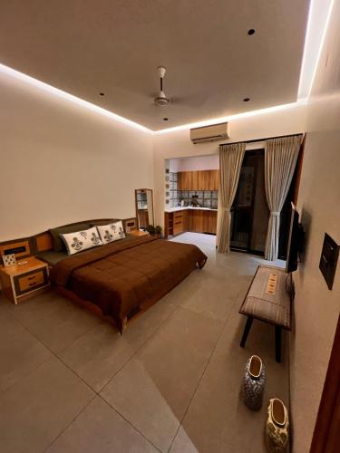 a large bedroom with a bed and a table at Terra Cottage in Jāmb