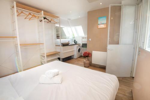 Postel nebo postele na pokoji v ubytování Loft cosy et lumineux, centre bourg par Groom*