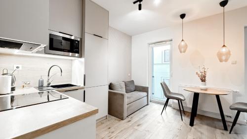 Η κουζίνα ή μικρή κουζίνα στο Piotrkowska 44 Apart By DreamAp