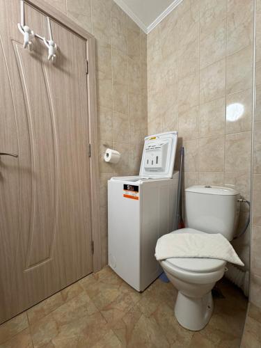 een kleine badkamer met een toilet en een deur bij Ravda Apolon 9 Apartment in Ravda