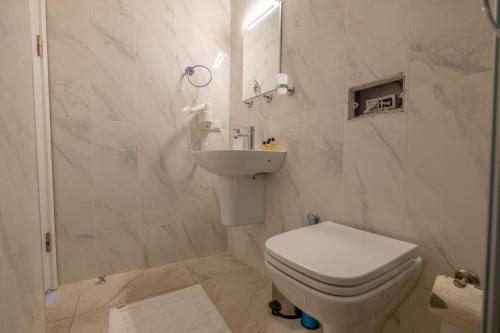 Koupelna v ubytování Empress sophia hotel oldcity