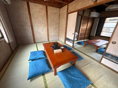 Voodi või voodid majutusasutuse Kuwana Inn Kyomachi Nagashimaspa Land, Kasuga Taisha, Kuwana Station close to old private house toas