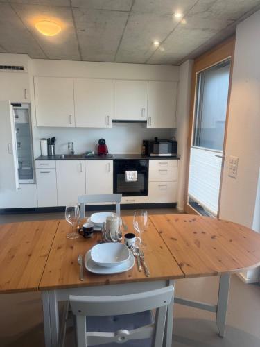 una cocina con una mesa de madera con una placa. en Luxury Studio Happy Life, en Blumenstein