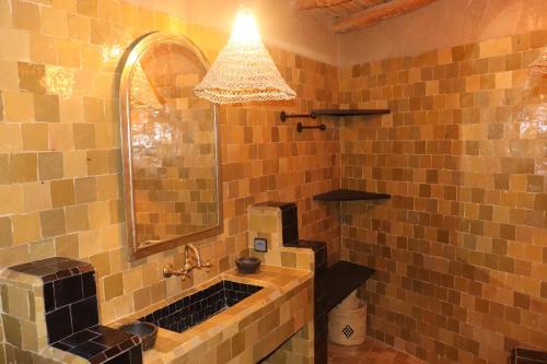 ein Badezimmer mit Waschbecken und Spiegel in der Unterkunft BIOtorisme-chama in Taroudant