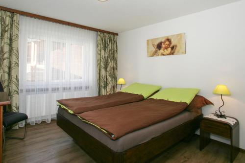 um quarto com uma cama grande num quarto em Apartments Weid em Leukerbad