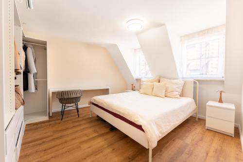 Ένα ή περισσότερα κρεβάτια σε δωμάτιο στο Stylisch möblierte Altstadt Suite an der Nürnberger Burg - 2 Min zum Christkindlesmarkt - Beamer und Leinwände - Voll möbliert