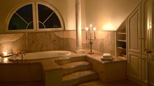 Phòng tắm tại Holiday Luxury Villa Indoor Infinity Pool near Basel