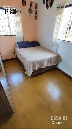 a small bedroom with a bed in a room at Chalé tribal Vermelho in Alto Paraíso de Goiás
