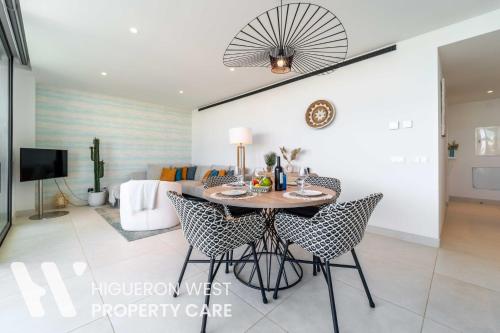 Blue Horizon - Sea View Apartment with Two Terraces and Pool, Higueron West, Fuengirola