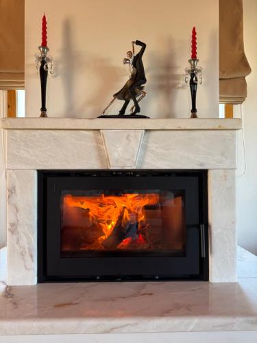 einen Kamin mit Kamin in der Unterkunft Double view apartment in Kórinthos