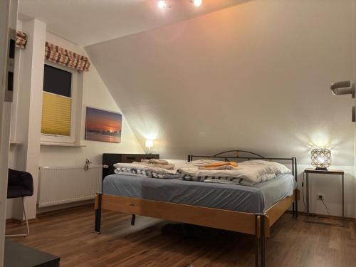 ein Schlafzimmer mit einem Bett in einem Zimmer in der Unterkunft To Hus am Selenter See - mit Terrasse & Ostseenähe in Giekau