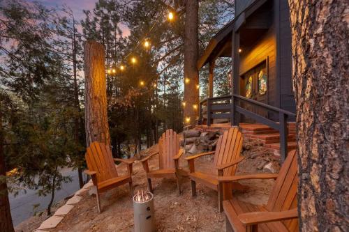 eine Gruppe von Stühlen auf der Veranda eines Hauses in der Unterkunft Lumiere Cabin in Blue Jay