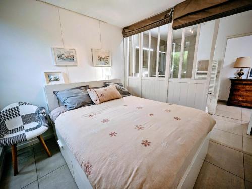 ein kleines Schlafzimmer mit einem Bett und einem Fenster in der Unterkunft Terrasse de Malissol in Vienne