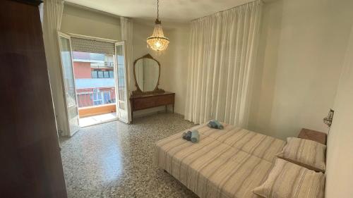 une chambre avec un lit, un miroir et une fenêtre dans l'établissement Cleo Calla, à Ancône