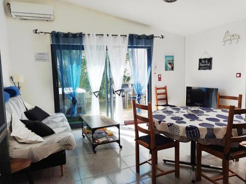 un salon avec une table et un canapé dans l'établissement Le Petit Port du Loiron 17 Charente Maritime, à Angoulins-sur-Mer